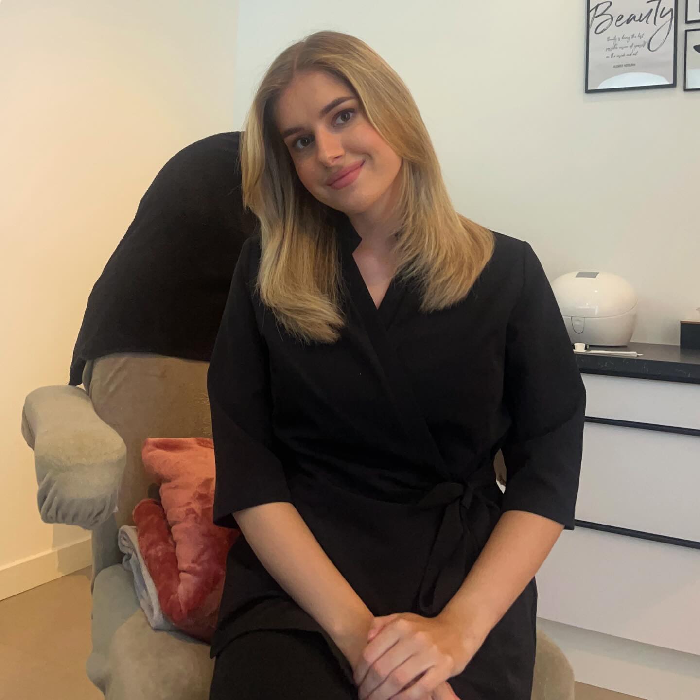 𝑴𝒂𝒂𝒌 𝒌𝒆𝒏𝒏𝒊𝒔 𝒎𝒆𝒕 𝑴𝒆𝒕𝒕𝒆 👩🏼⚕️
Ik ben Mette, vierdejaars Huidtherapie student aan De Haagse Hogeschool. In februari begon ik mijn stage bij Huidpraktijk Dermadine en sinds juni werk ik hier met veel plezier!
Mijn passie voor huidverbetering begon al op jonge leeftijd en mijn missie is dat jullie niet alleen met een gezonde, stralende huid, maar ook met een goed gevoel de deur uitgaan 💖
Met ruim 3 jaar ervaring in behandelingen zoals, harsen, wenkbrauwen verven, browlift en lashlifts, help ik jullie ook graag aan de mooiste blik 👁️
In mijn vrije tijd ga ik graag de stad in om lekker te gaan shoppen of een terrasje te pakken. Ook doe ik graag leuke dingen met familie.
Wil jij meer weten wat ik voor jouw huid of oogopslag kan betekenen?
Stuur me gerust een berichtje of plan een vrijblijvend intakegesprek in 💬👩🏽💻