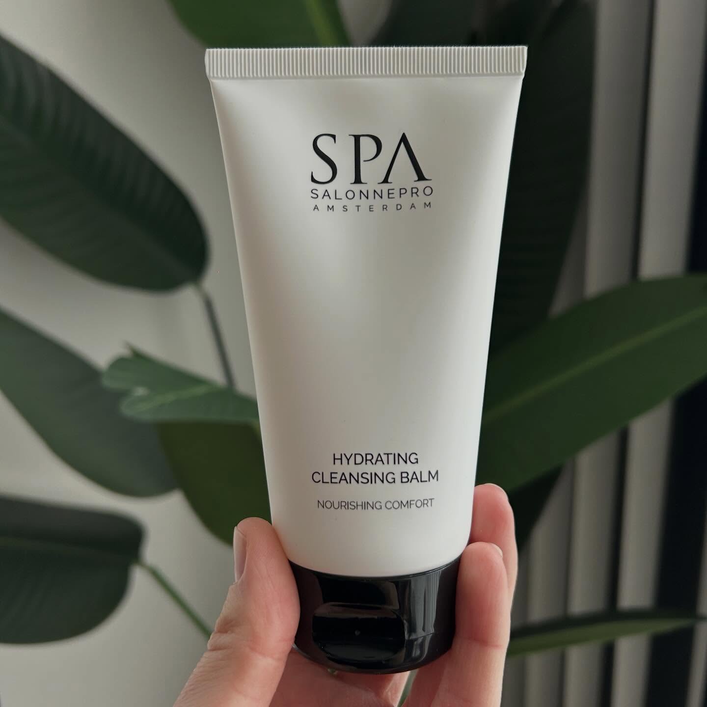 ๐ก๐ถ๐ฒ๐๐ ๐๐ฎ๐ป ๐ฆ๐ฎ๐น๐ผ๐ป๐ป๐ฒ๐ฝ๐ฟ๐ผ! โจ
Een reiniging die je huid niet alleen schoonmaakt, maar ook hydrateert๐โจDeze hydraterende reinigingsgel op basis van natuurlijke oliรซn smelt op de huid en verandert bij contact met water in een zachte melk.
๐ง Reinigt mildโจ๐ฟ Hydrateert intens
๐ซถ๐ป Ruikt heerlijkโจโจ Laat je huid zacht & fris aanvoelen
Perfect voor een dagelijkse glow-up โจ
Verkrijgbaar in 150ml - voor extra lang genieten!